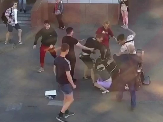 Подростки избили семью музыкантов в Петербурге: беременной сломали нос - «Новости дня»