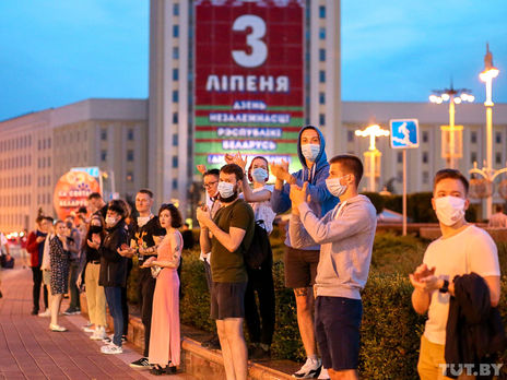 В Минске сторонники оппозиции более шести часов стояли в живой цепи в знак протеста. Видео - «Новости Дня Видео»
