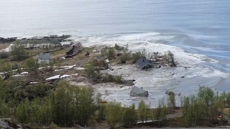 В Норвегии мощный оползень унёс в море 8 домов - «Новости дня»