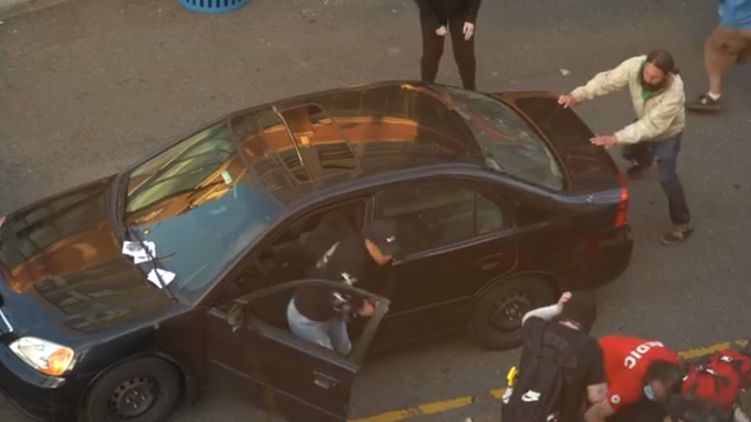 В Сиэтле мужчина на машине влетел в толпу и открыл огонь по протестующим - «Новости дня»