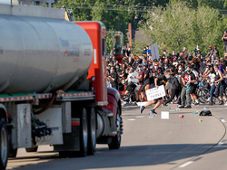 В США украинец въехал в толпу бунтующих - «Новости дня»