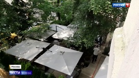 Вести в 20:00 Эфир от 25.06.2020. Столики у подъезда: жители дома в Спиридоньевском переулке устали от шума ресторана - «Телеканал «Россия»