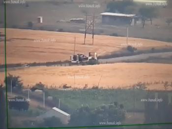 Азербайджан вывозит с поля боя свои подбитые танки и другую бронетехнику - «Армия»