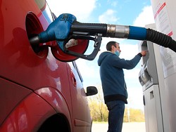 Цены на бензин в России защитили от снижения - «Новости дня»