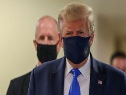 Фото дня: Трамп впервые надел маску на публике - «Новости дня»