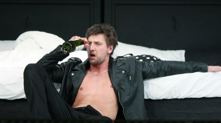 Актера "Ментовских войн" засняли в женском платье и с макияжем - «Культура»