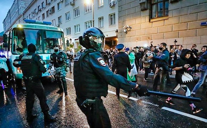 Более 130 человек задержаны на акции против поправок к Конституции в Москве - «Новости дня»