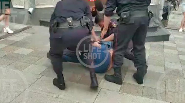 Москвич попытался пройти перекрытую из-за пожара улицу и был жестко задержан - «Новости дня»