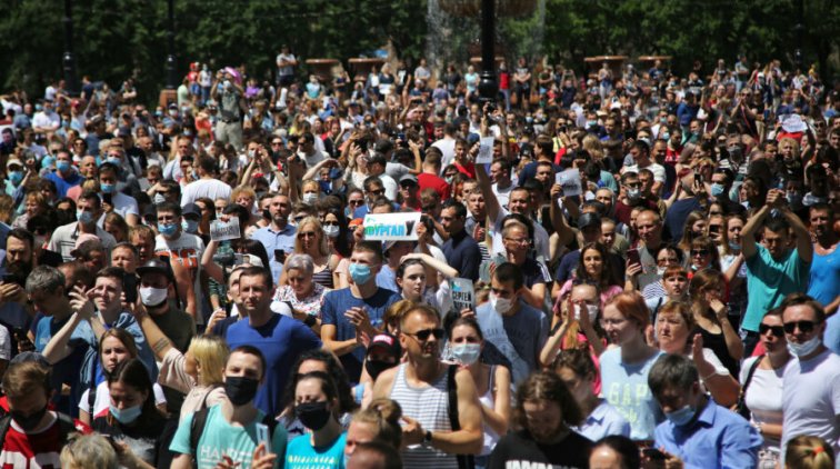 «Мы пришли сами!» В Хабаровске при 30-градусной жаре прошел многотысячный митинг в подде - «Новости дня»