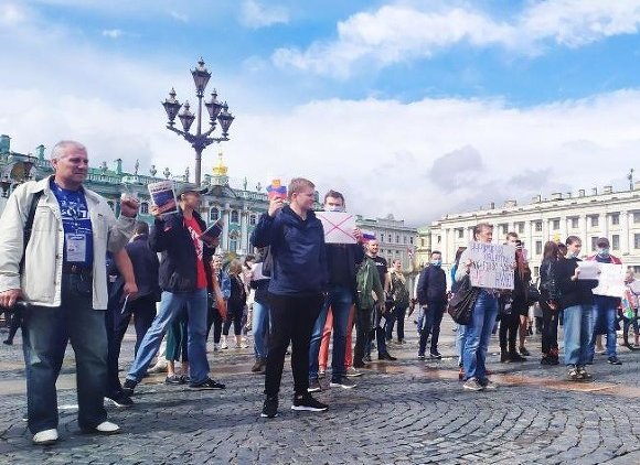 Петербуржцы на Дворцовой площади выстроились в шеренгу в знак протеста против поправок - «Новости дня»