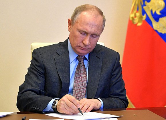 Путин прокомментировал появление флага ЛГБТ на американском посольстве в Москве - «Новости дня»