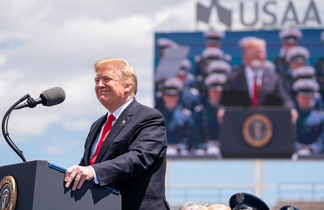 Стало известно, как Трамп унижал Меркель и Мэй - «В мире»