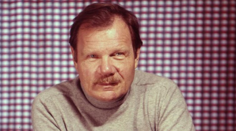 Таинственный поклонник засыпал могилу советского актера цветами - «Культура»