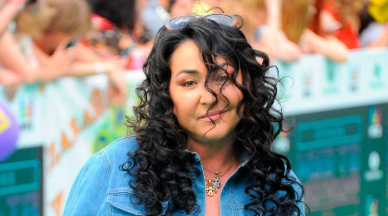 "Украла и счастлива": Лолита вынесла из магазина платье под юбкой - «Культура»