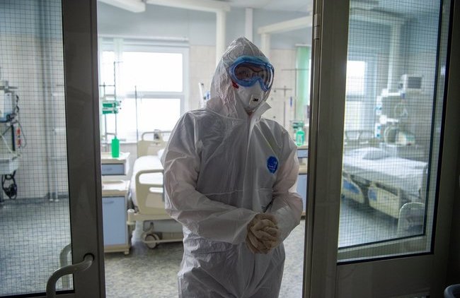 В Минздраве оценили риск заболеть коронавирусом во время купания - «Власть и Общество»