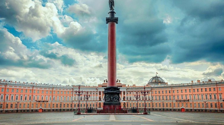 В Петербурге во время акции против поправок в Конституцию начали мыть Дворцовую площадь - «Новости дня»