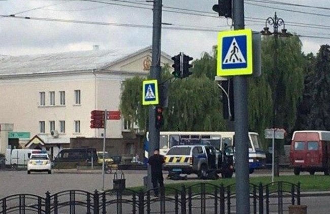 Возле автобуса с заложниками в Луцке прогремели взрывы — СМИ - «В мире»