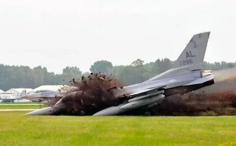 На авиабазе в США разбился истребитель F-16 - «Новости дня»