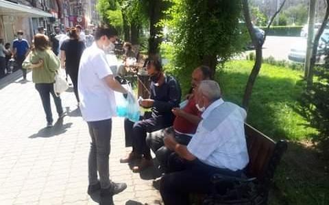 Партия “Во имя социальной справедливости” раздала пожилым людям алкогели - «Общество»