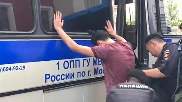 У ФСБ в Лефортове полиция задерживает журналистов из-за футболок с именем Ивана Сафронов - «Новости дня»