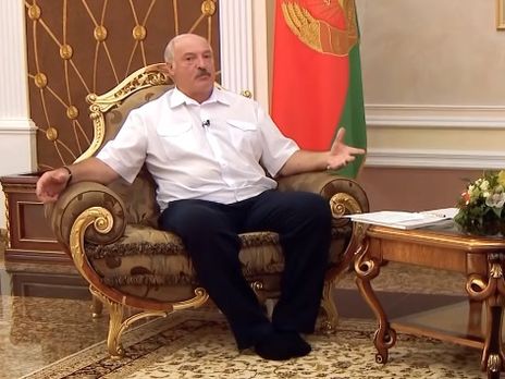 "Уважая труд уборщиц, я босиком хожу". Лукашенко пришел на интервью без обуви. Видео - «Новости Дня Видео»