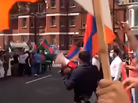 В Лондоне у посольства Армении произошла драка во время акции протеста из-за боевых действий на азербайджанско-армянской границе - «В мире»