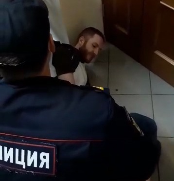В Петербурге на избирательном участке полицейские сломали руку корреспонденту «Медиазоны - «Новости дня»