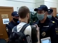 Журналиста "Медиазоны", которому полицейский сломал руку в петербургском УИКе, оштрафовали на 2500 рублей - «Россия»
