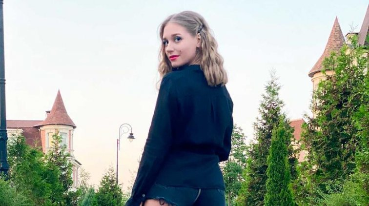 Асмус решила забрать дочь и уехать из Москвы - «Культура»