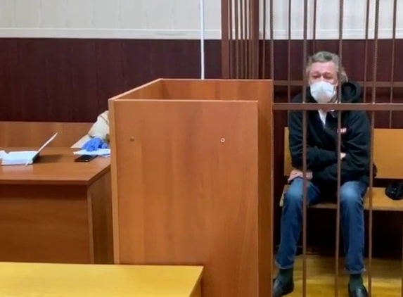 Инспектор ГИБДД рассказал, что Ефремов был за рулём в момент ДТП - «Новости дня»