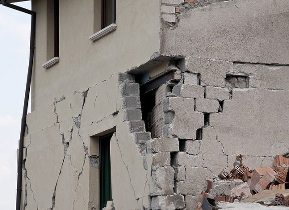 «Минобороны разбомбило у нас все»: после взрывов под Ачинском люди восстанавливают дома - «Новости дня»