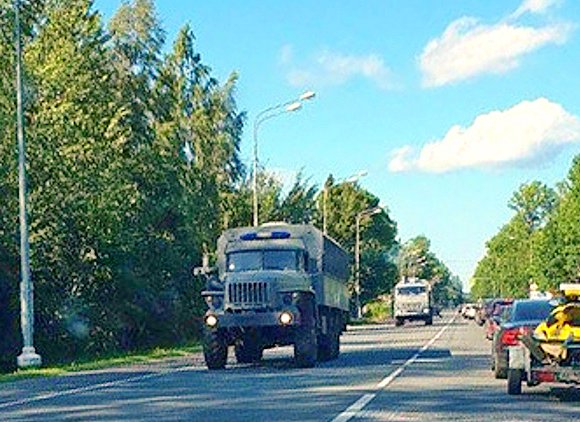 На пути из Петербурга к границе Белоруссии заметили десятки «Уралов» без номеров - «Новости дня»