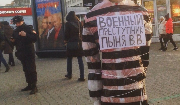 Прокуратура запросила до трех лет колонии для фигурантов дела об акции с манекеном Путин - «Новости дня»