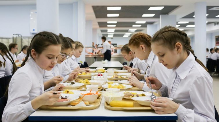 С 1 сентября 2020 года российских школьников будут кормить горячими обедами - «Новости дня»