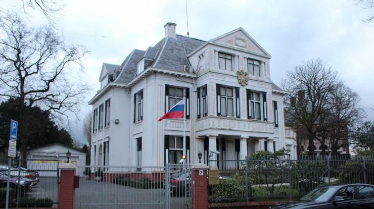 За российским дипломатом в Нидерландах установили слежку - «Политика»