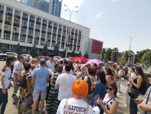 В Хабаровске на выходе из дома задержали участника протестных акций - «Новости дня»
