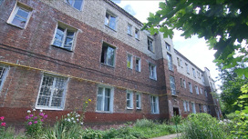 Вести-Москва Без крыши над головой, зато с грибами на стенах: власти Королева не хотят расселять ветхий дом - «Телеканал «Россия»