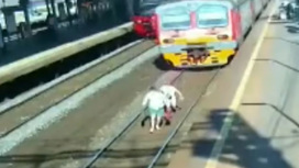 Вести-Москва Пассажиры электрички украли из кабины машиниста тормозной башмак - «Телеканал «Россия»