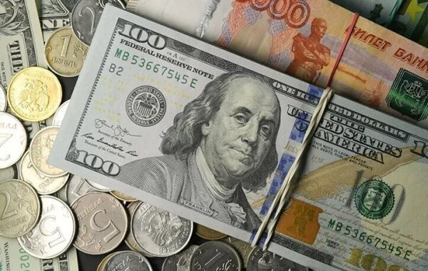 Эксперты допустили возможность снижения доллара до 70 рублей