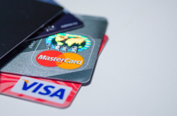 Россиян предупредили об опасности открытия карт в зарубежных банках