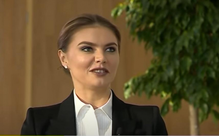 Алина Кабаева надела на открытие фестиваля художественной гимнастики платье зав 110 тысяч рублей
