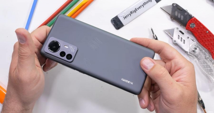 Смартфон Xiaomi 12 Pro оказался крепче OnePlus 10 Pro