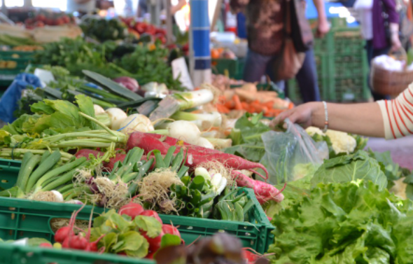 Назад в 90-е: Минпромторг предложил возродить в России оптово-розничные рынки