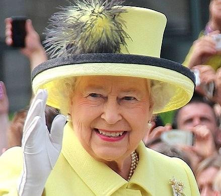 London Taxi Company посвятила Елизавете II платиновые кэбы