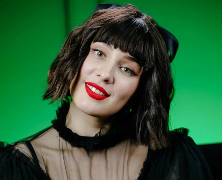 Беременную певицу MARUV заметили в инвалидном кресле