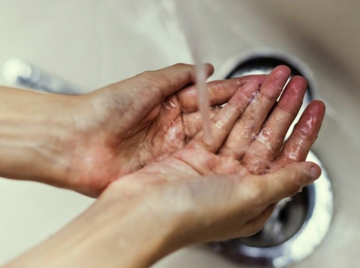 Дерматолог Скорогудаева предупредила о риске высушивания кожи из-за умывания соленой водой