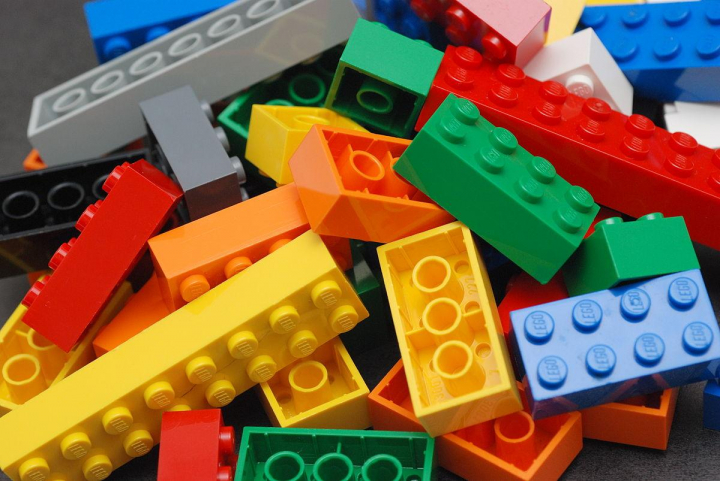 Художник-мультипликатор Бизяев назвал Lego незаменимой компанией