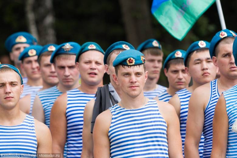 Душевными поздравлениями и прикольными открытками можно поздравить служивших с Днем ВДВ 2 августа