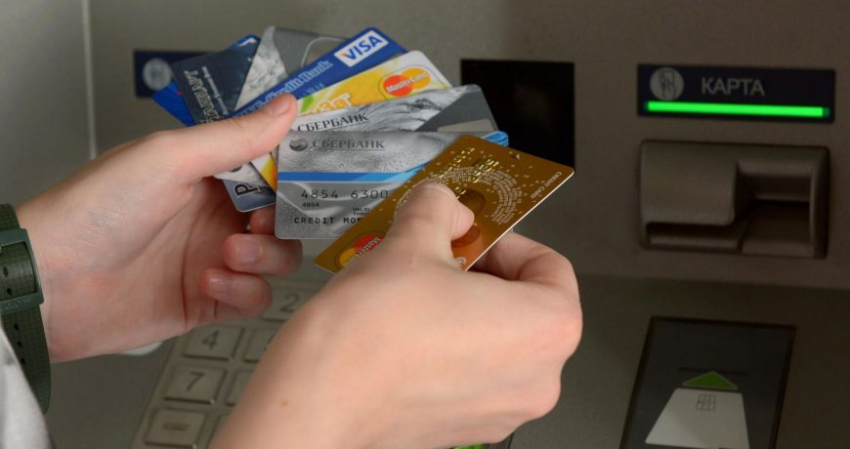 Можно ли пользоваться банковской картой супруга или родственника