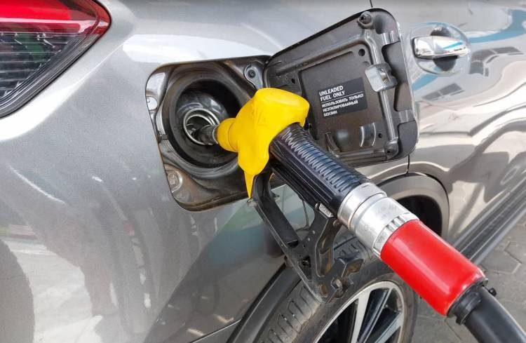 Водителям РФ объяснили, почему не нужно наливать полный бак бензина